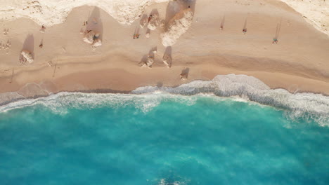 Schäumende-Wellen-Mit-Blauem-Klarem-Wasser-Am-Sandigen-Vorland-Von-Porto-Katsiki-Auf-Der-Ionischen-Insel-Lefkada,-Griechenland