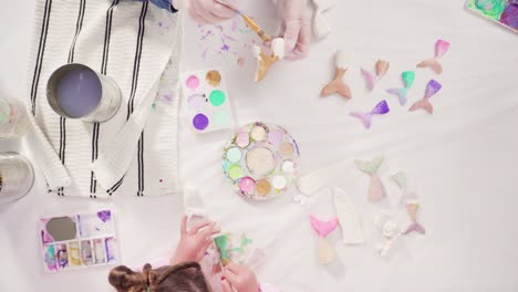 pintar colas de sirenas y conchas con pintura acrílica