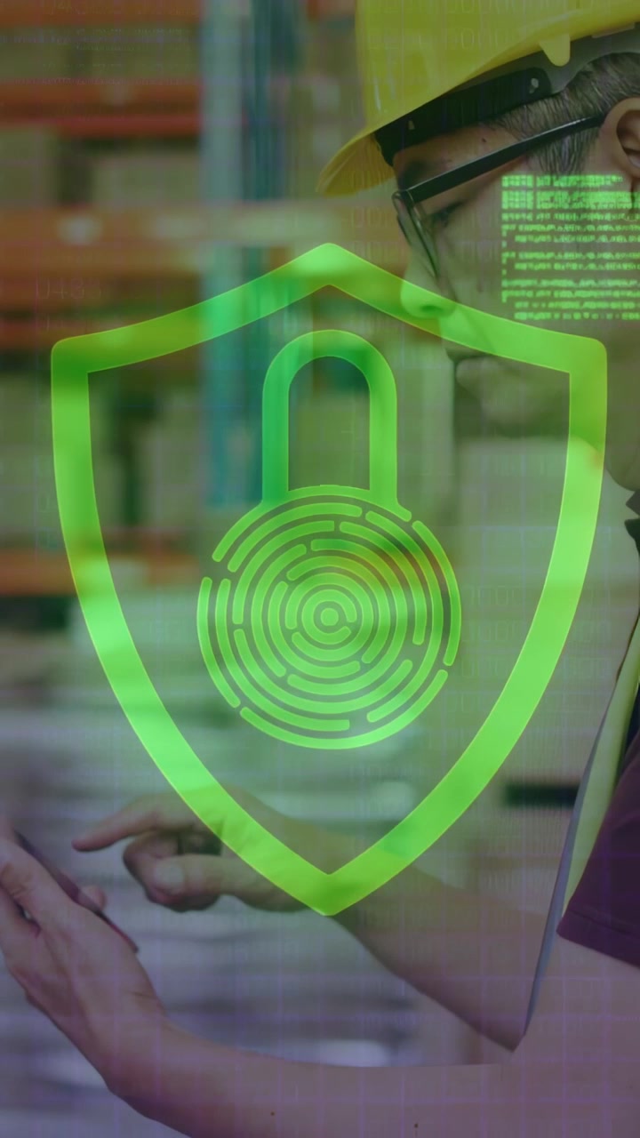 Video verticale: Tecnico di magazzino che tocca un tablet, facendo lampeggiare di rosso e verde uno scudo a forma di lucchetto per l'accesso.