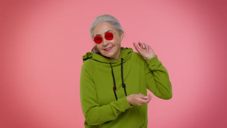 Anciana-Abuela-Abuela-Mujer-Con-Gafas-De-Sol-Escuchando-Música,-Sonriendo-Bailando-Música,-Divirtiéndose