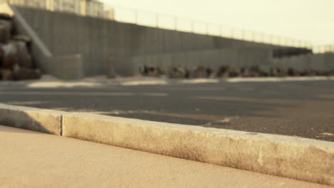 plazas de aparcamiento vacías en la playa cubiertas de asfalto.