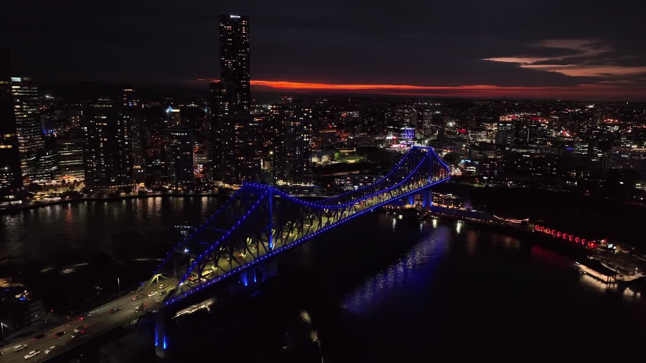 Establishing drone shot of Brisbane City&amp;#039;s Story Bridge