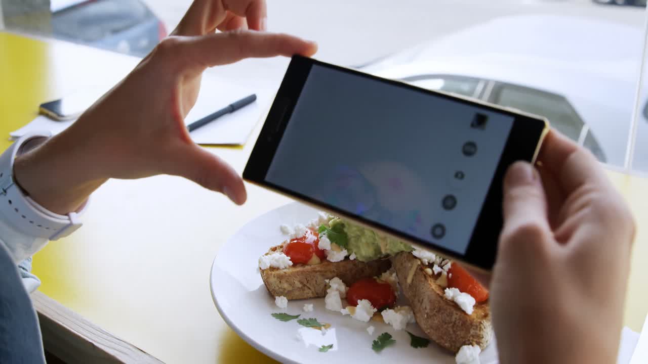 음식의 사진을 찍는 여자 4k