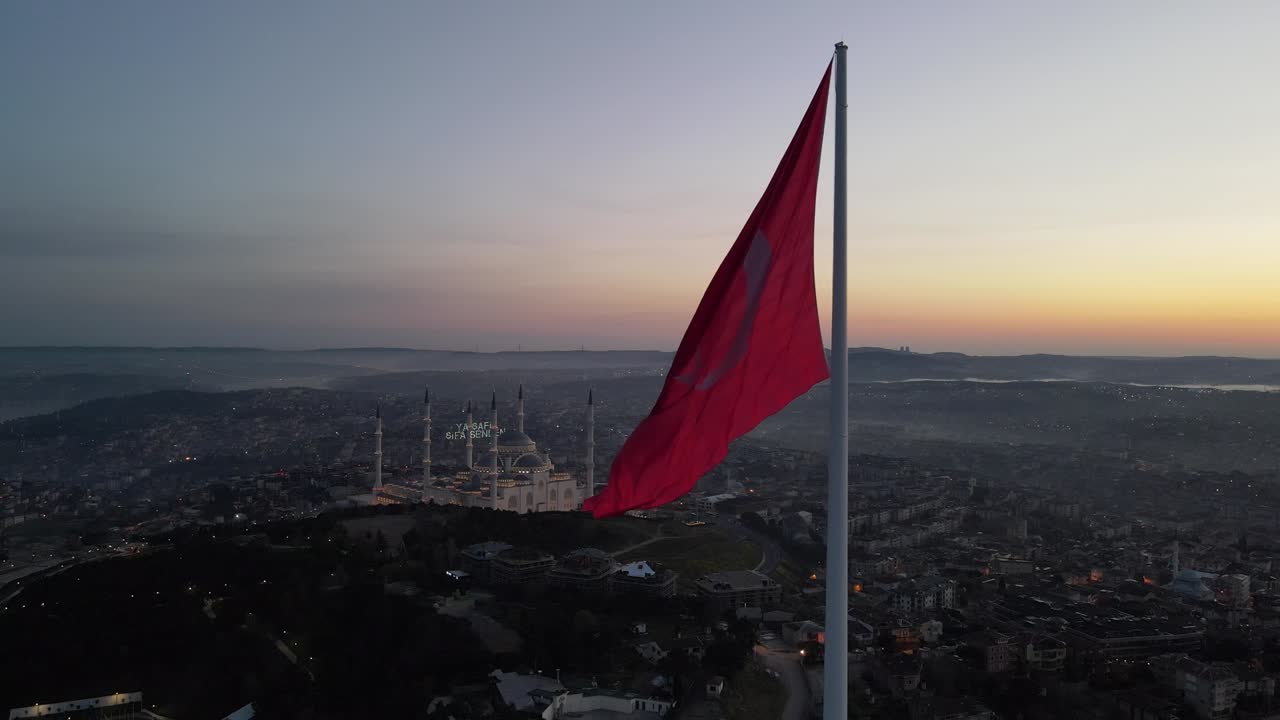 bandera turca en la colina de camlica uskudar istanbul turquía