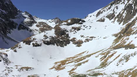 toma aérea de drones de las altas montañas tatras en el invierno en eslovaquia