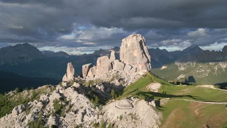 impresionantes 5 torres de dolomitas en cortina en una tranquila puesta de sol, provincia de belluno, italia