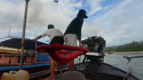 cámara lenta | arranque del motor en un barco en tailandia
