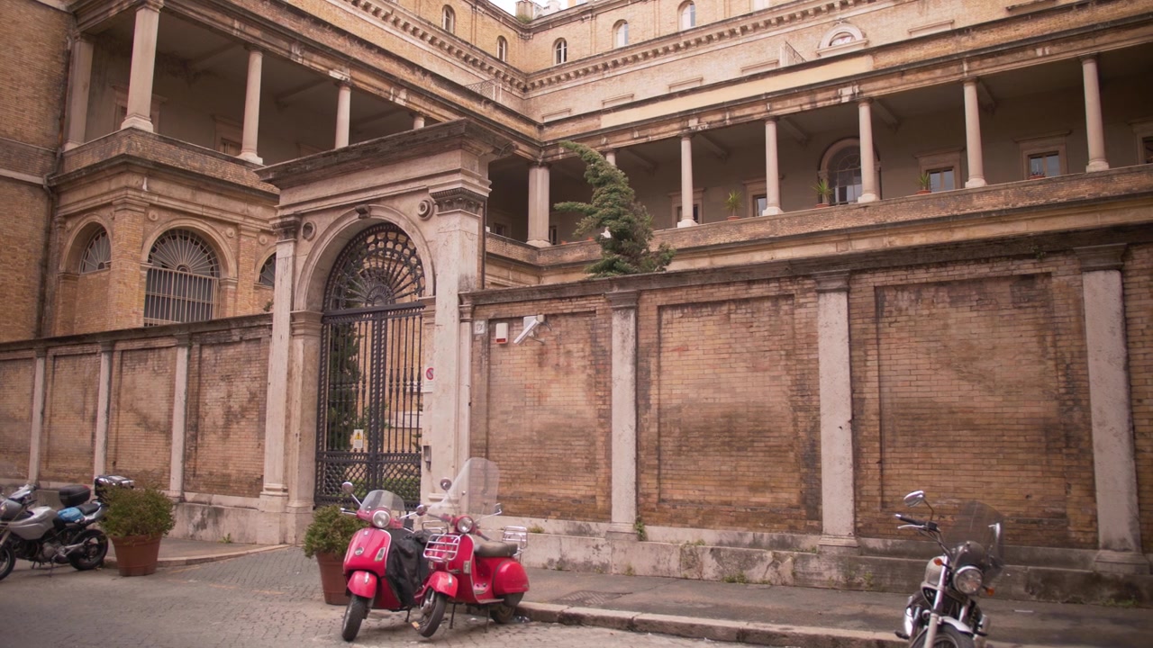 Scooter en Roma, Italia. Cuarentena por confinamiento