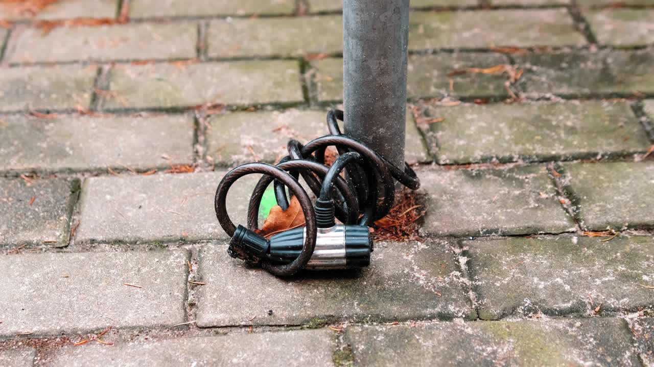 도난당한 자전거, 금속 자전거 스탠드 기둥에 부착된 잠금 케이블이 부러졌습니다.