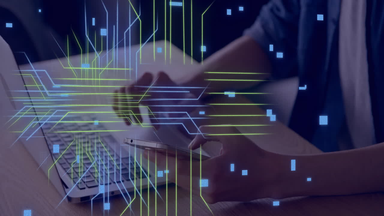 animación de placa de circuito con procesamiento de datos sobre hombre caucásico usando portátil