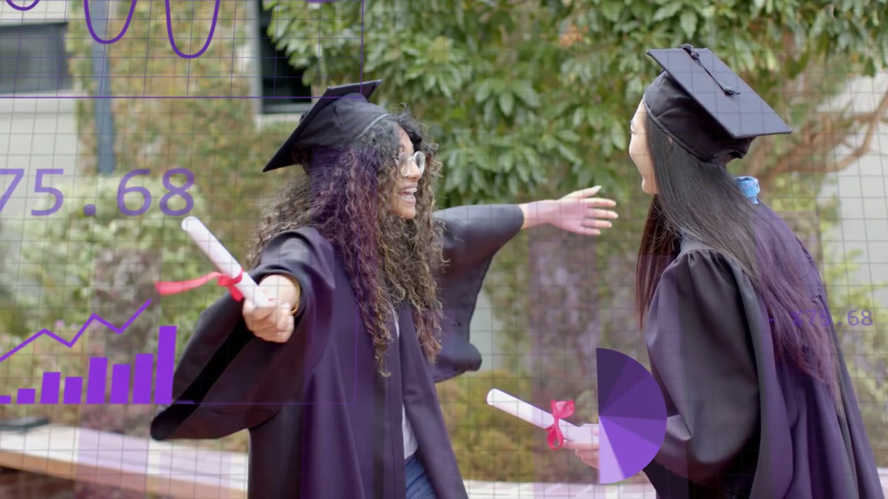 Laureati che si abbracciano festeggiando la laurea dopo che un laureato riccio gesticola con il diploma, dati viola in crescita