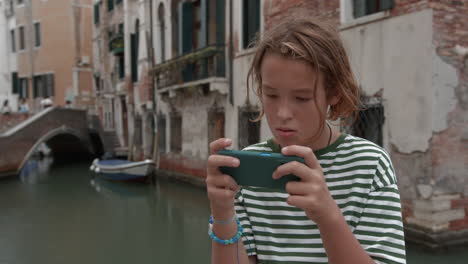 teenager in venice with smartphone