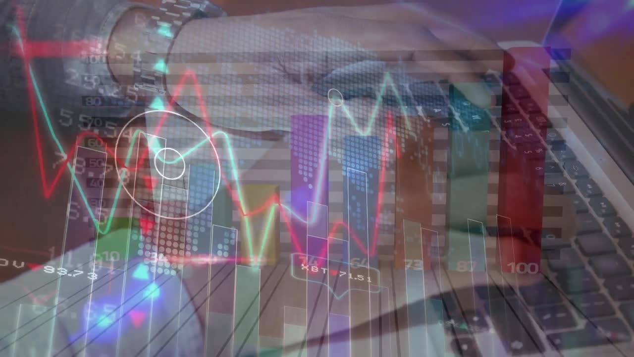 animación de datos financieros y gráficos que se mueven sobre las manos de un hombre biracial usando una computadora portátil