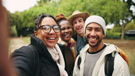 selfie de campamento, cara y amigos en la naturaleza