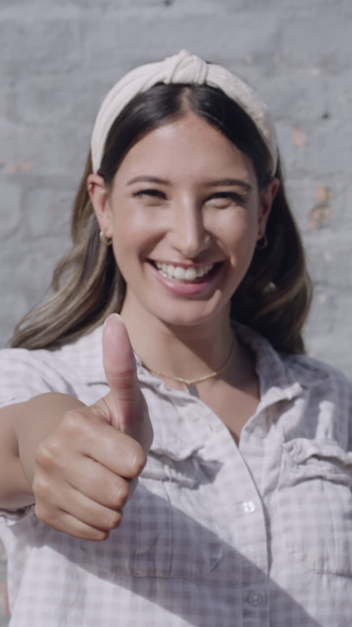 Joven Sonriendo y Haciendo el Gesto de Pulgar Hacia Arriba