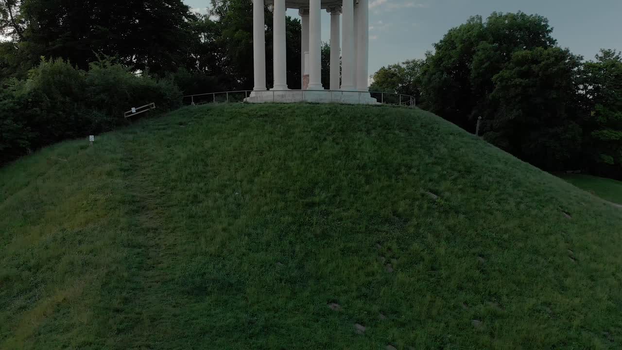 беспилотник медленно пролетает над храмом в английском саду мюнхена - monopteros münchen, germany
