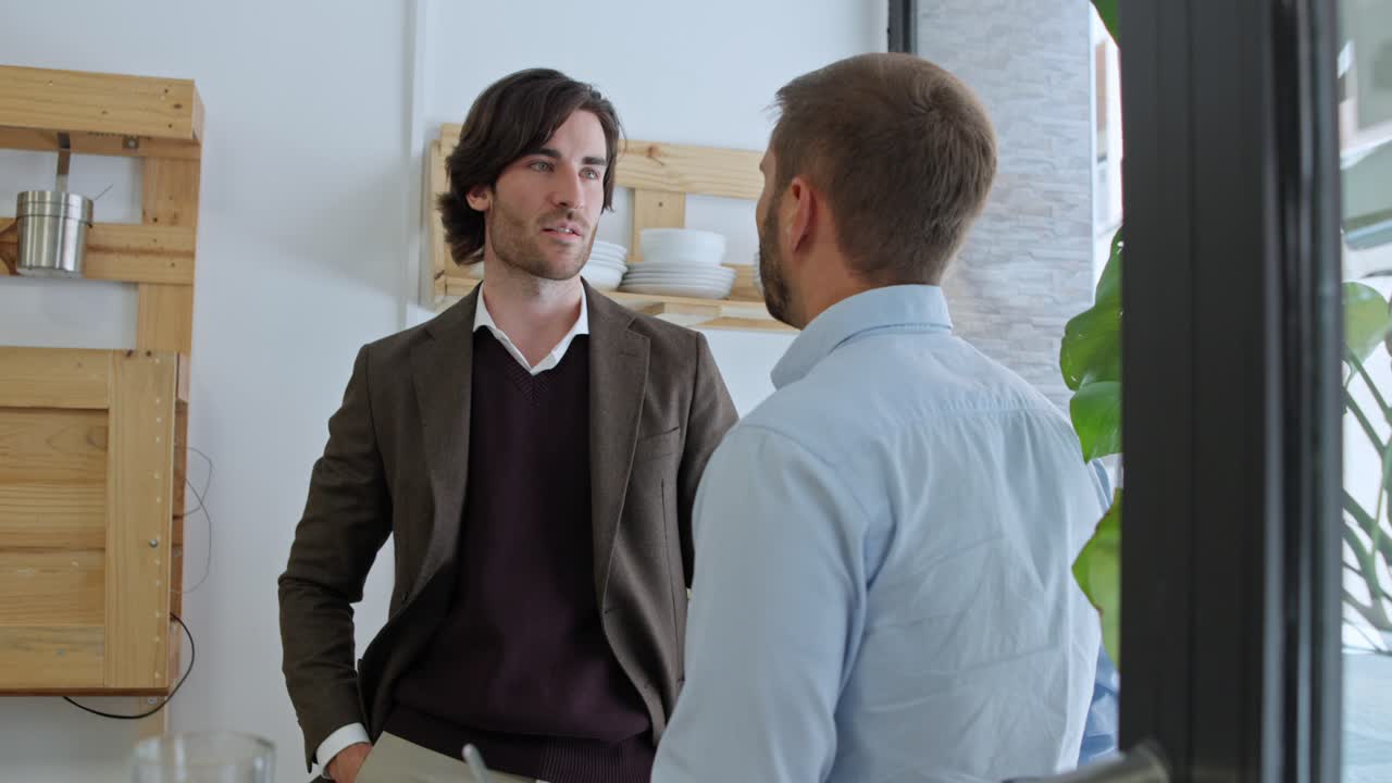 Dois homens conversando sobre negócios no escritório