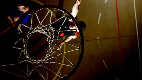 competidores jugando al baloncesto en la cancha 4k