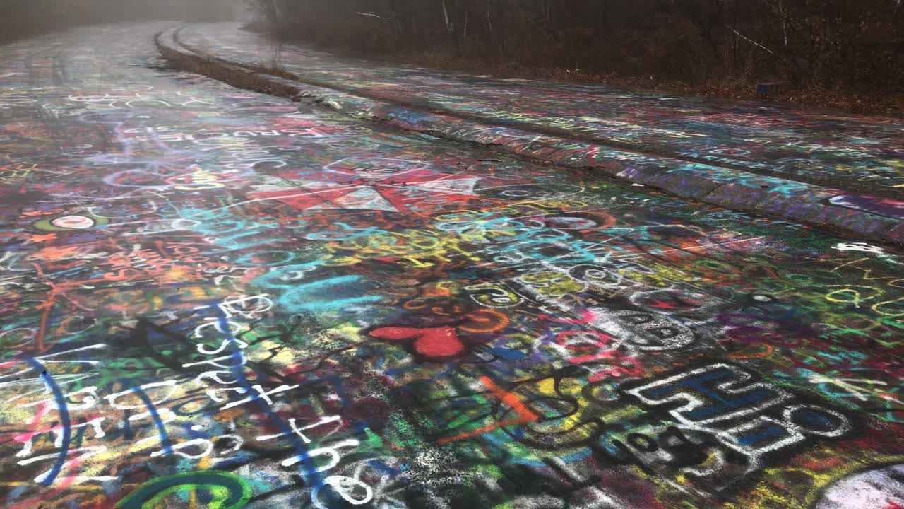 autopista de graffiti con grietas y pintura y niebla