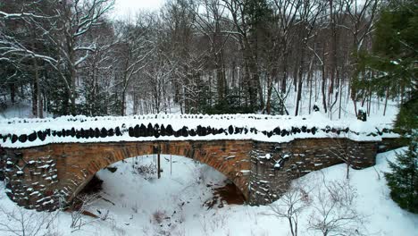 Drone-Volando-Sobre-El-Puente-De-Parapeto-En-Mill-Creek-En-Invierno