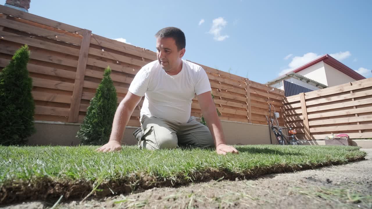정원사 가 자연 잔디 잔디 를 굴러 놓고 있다