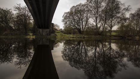 Ondulación-Del-Agua-Del-Canal-Bajo-Un-Puente-En-Dewsbury