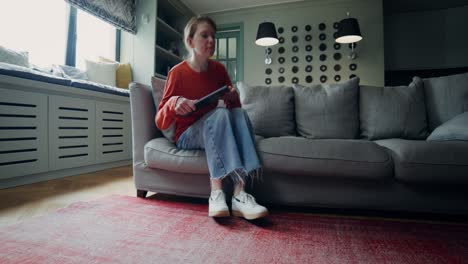 mujer relajándose y moviéndose en la sala de estar moderna