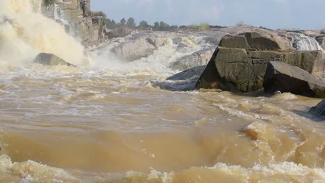 fuerte flujo de agua que cae de las cascadas del río usri en las cataratas usri en giridih, jharkhand, india el martes 6 de octubre de 2020