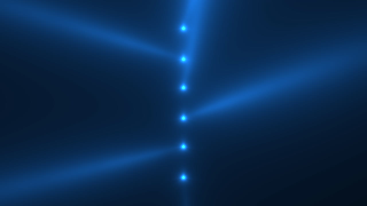 los rayos azules de los reflectores en el escenario de la discoteca