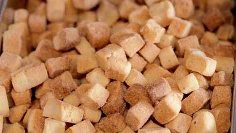 cubos de caramelo cayendo vista desde arriba