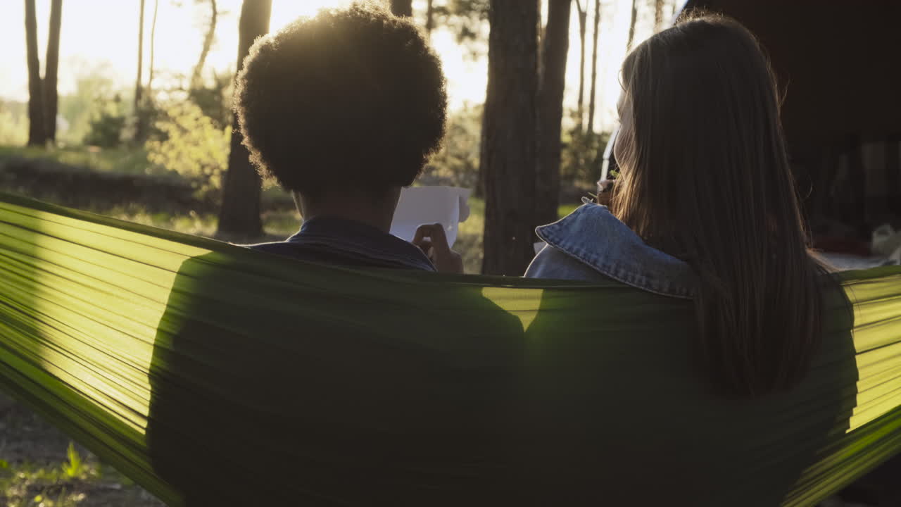 cerca de una pareja mayor parada afuera con un mapa y decidiendo qué camino tomar