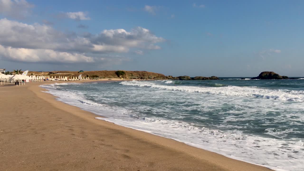 штормовое море, ветреная погода, волны на пляже, пасмурное небо