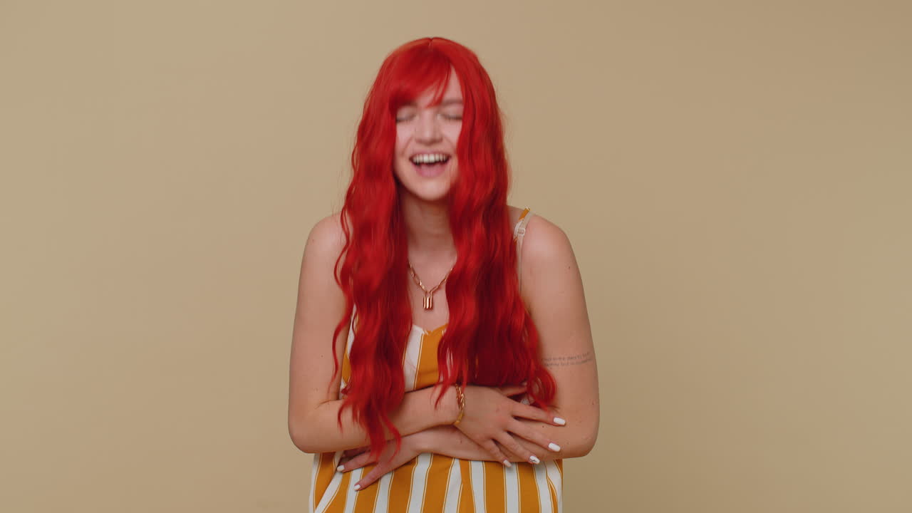 우스 ⁇ 스러운 일화, 재미있는 농담을 듣고 큰 소리로 웃는 즐거운 소녀, 무모한 기분, 재미있는 기분