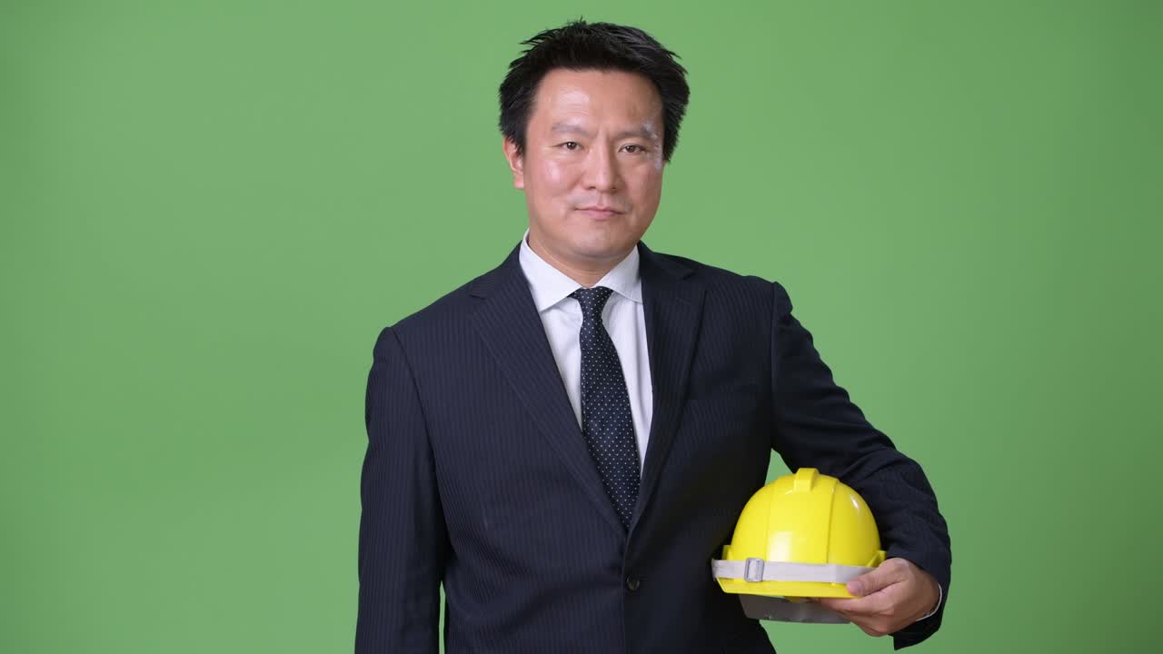 녹색 배경에 성숙한 일본 사업가