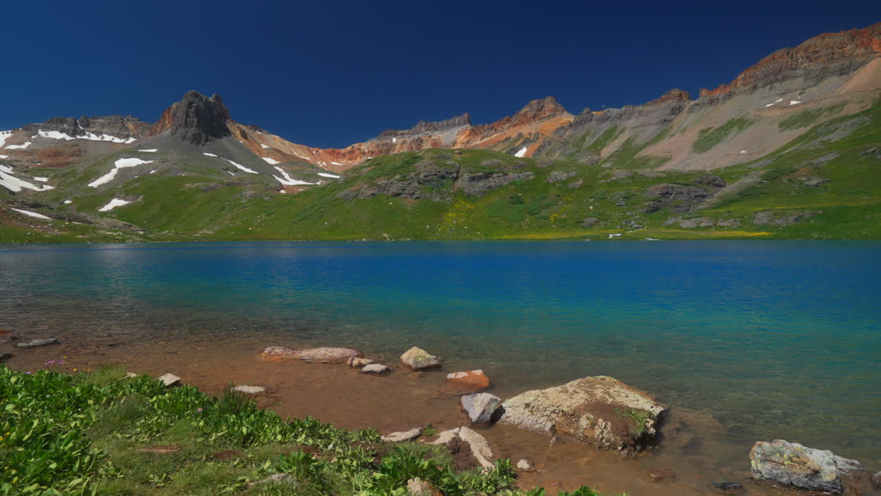 콜로라도 얼음 호수 유역 트레일헤드 더 낮은 믿을 수 없는 밝은 파란 알파인  ⁇ 은 물 여름 파란 하늘 바위 산 눈 산맥 정상 실버턴 텔루라이드 꿈꾸는 평화로운 야생 꽃 느린 팬 왼쪽 모션