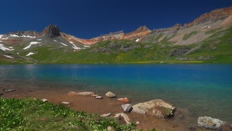 Colorado-Ice-Lake-Basin-Trailhead-Niedrigeres-Unglaubliches-Helles-Blaues-Alpines-Klares-Wasser-Sommer-Blauer-Himmel-Felsiger-Berg-Schneekette-Gipfel-Silverton-Telluride-Verträumt-Friedliche-Wildblumen-Langsame-Schwenkbewegung-Nach-Links