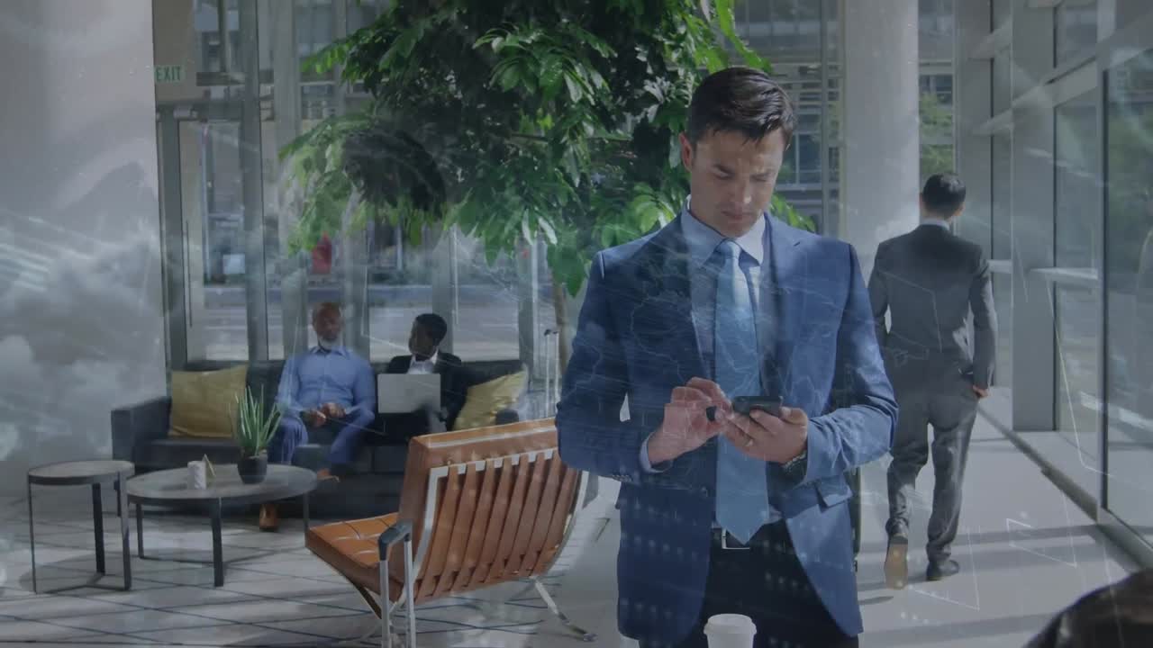 스마트 폰을 사용하는 코카시안 사업가 위에 움직이는 구름의 애니메이션