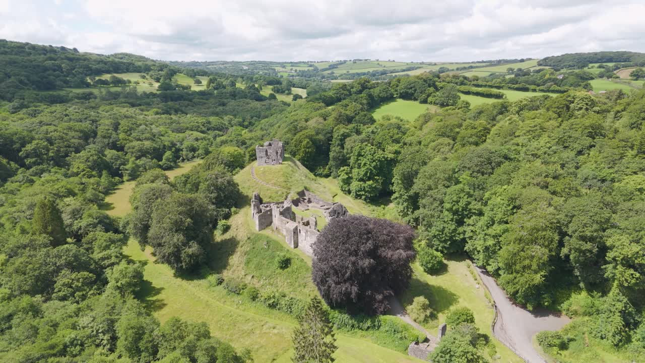 Veduta aerea del Castello di Okehampton circondato da una vegetazione lussureggiante nel Devon, Regno Unito.