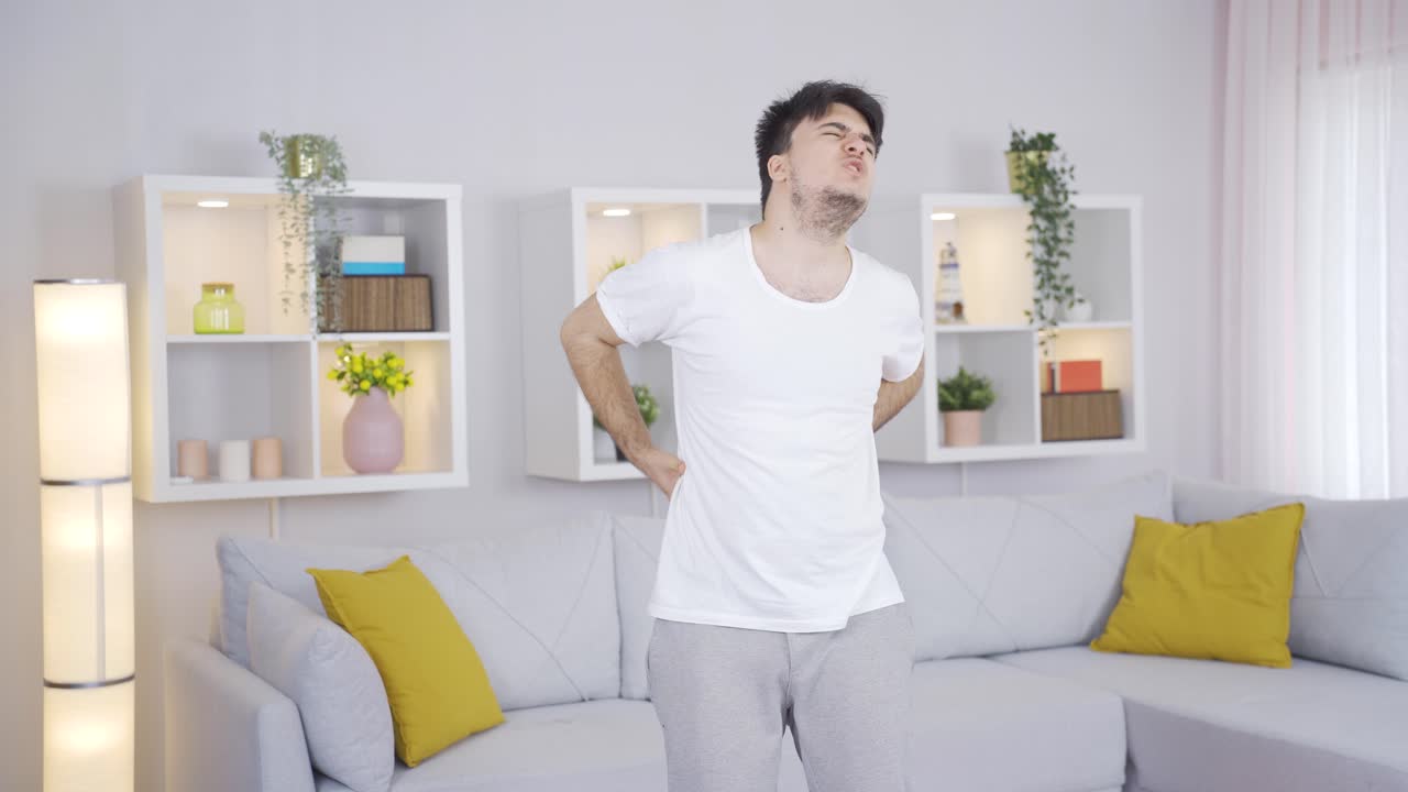 집에서 스포츠를 하는 남자가 허리를 아프게 합니다. 스포츠 부상.