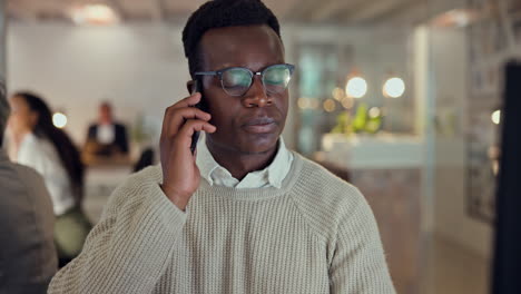 Teléfono-Celular,-Computadora-Y-Hombre-Negro-En-La-Oficina