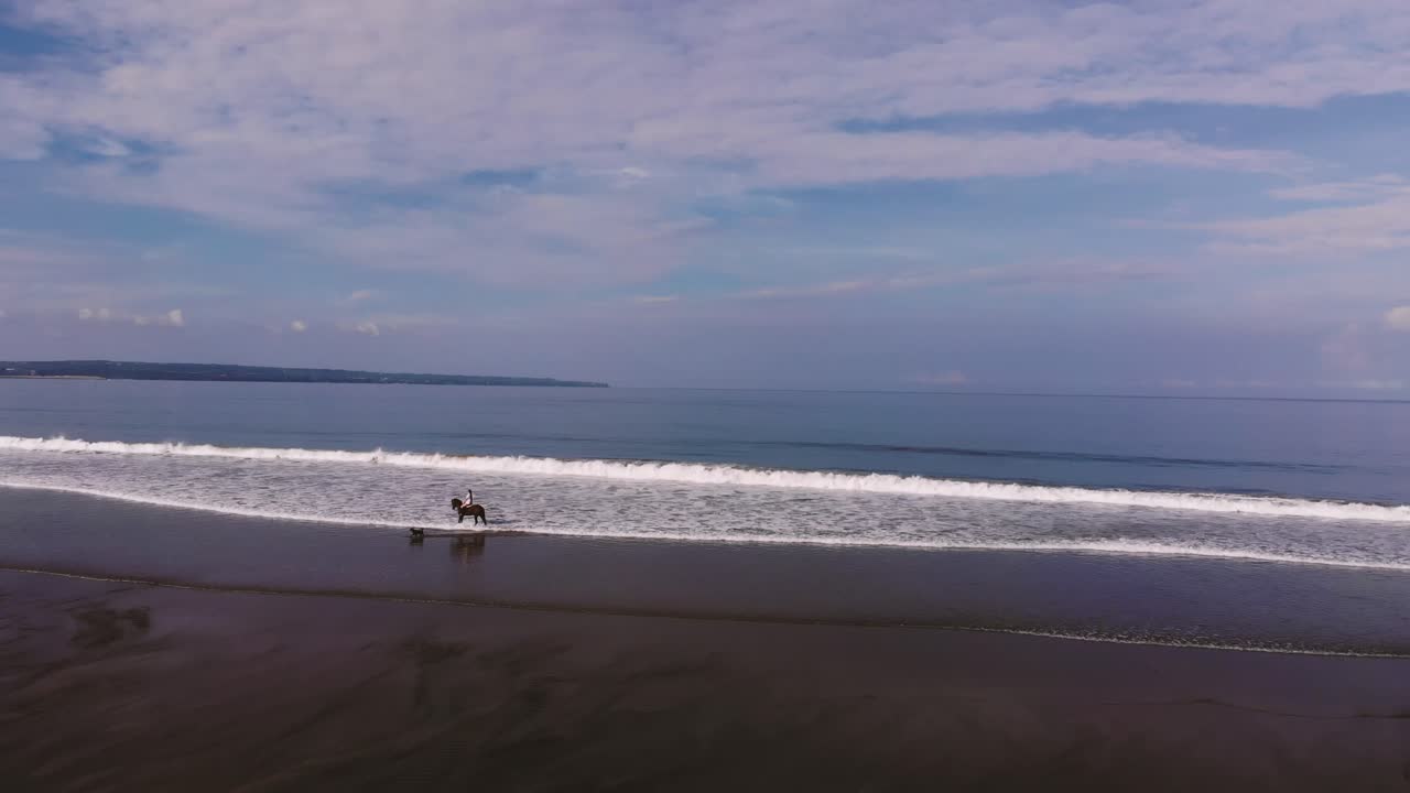Vista aerea di un cavaliere sulla spiaggia, Seminyak, spiaggia di Kuta, Bali Indonesia.