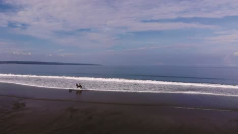 jinete aéreo en la playa, seminyak, playa de kuta, bali, indonesia