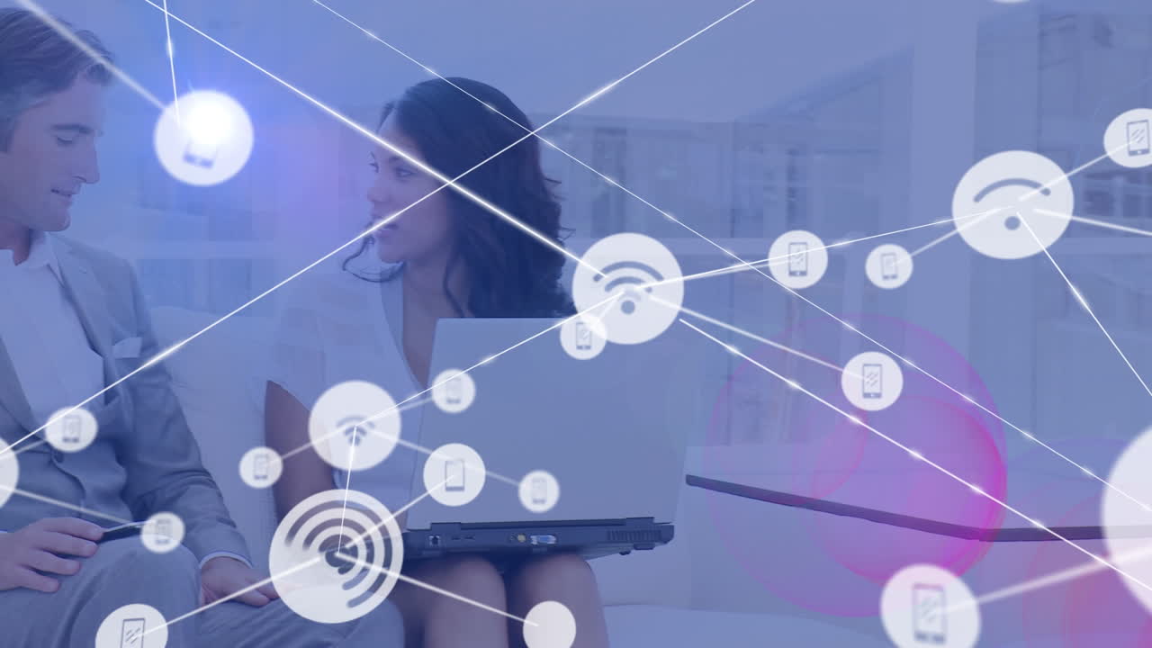 animación de una red de conexiones sobre una mujer y un hombre caucásicos trabajando en una computadora portátil en la oficina