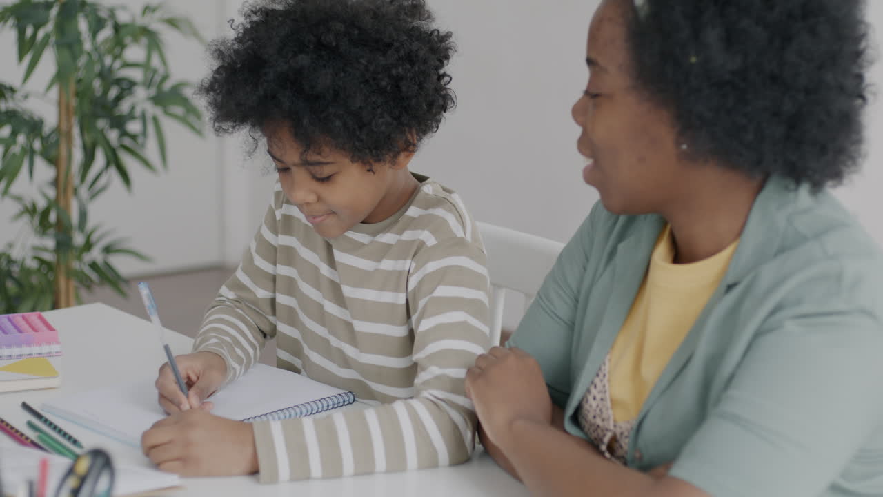 madre ayudando al niño con los deberes