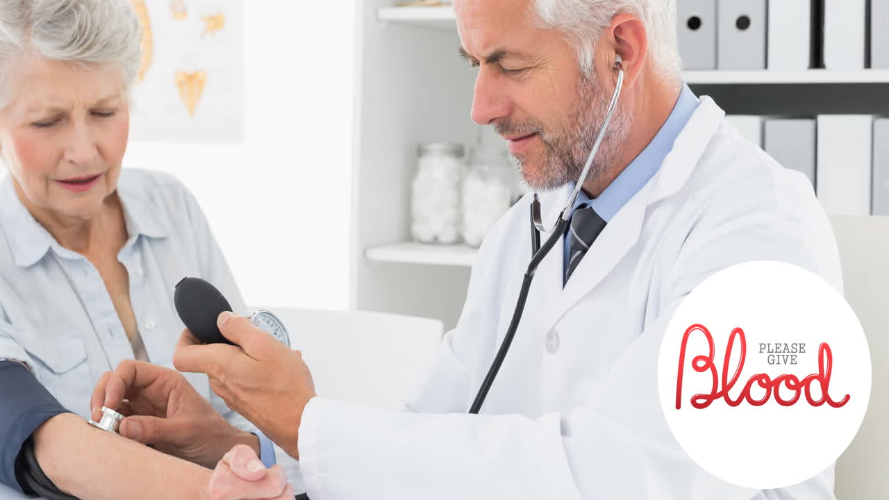 animación de por favor dar texto de sangre, sobre el médico masculino tomando la presión arterial de la paciente femenina de edad avanzada
