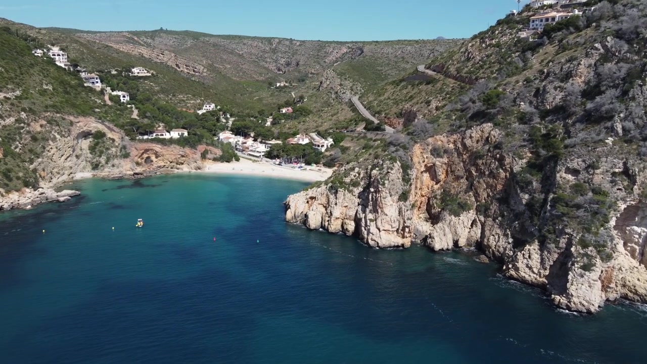 Letecké přiblížení k nádherné zátoce Granadella. Javea, Španělsko.