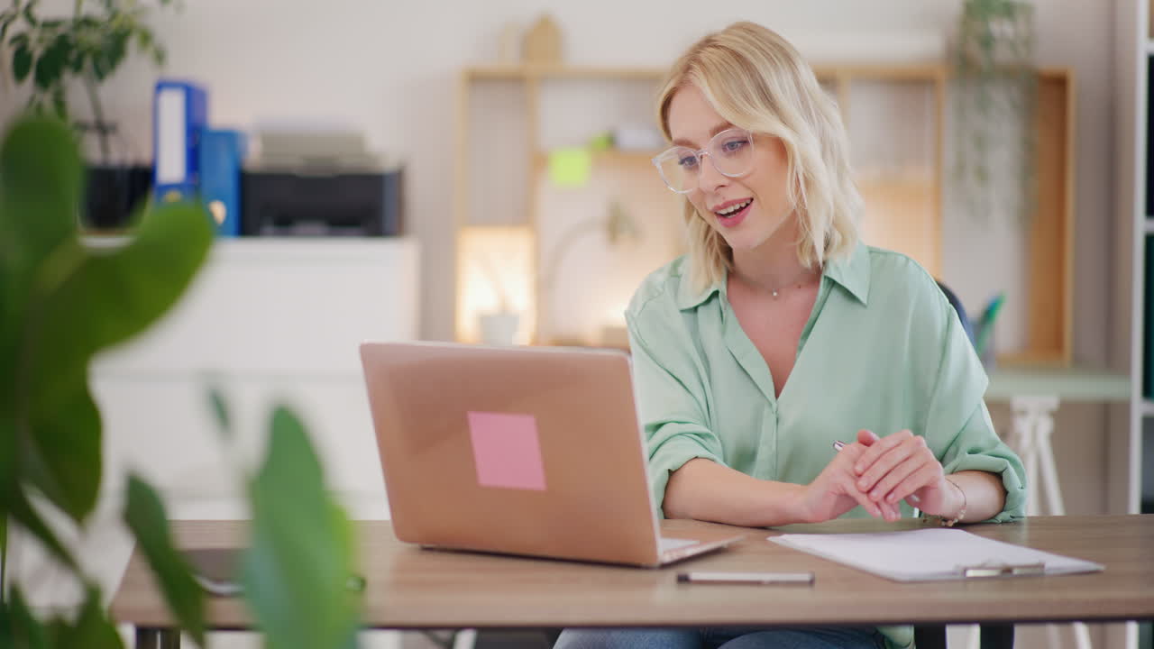 Initiativrig kvinde afholder online træning