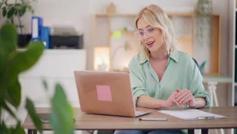 Mujer-Emprendedora-Realiza-Capacitación-En-Línea