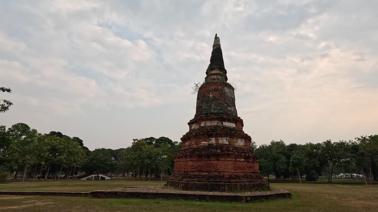vista estática de una antigua pagoda en ayutthaya