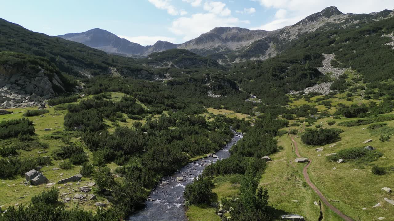 parque nacional de pirin paisaje montañoso y pequeño río en bulgaria - 4k aéreo